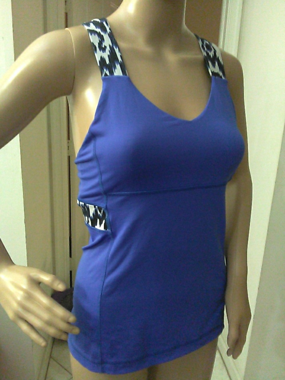 EUC Lululemon Women's Blue Performance Tank Top with Patterned Straps Sz 6